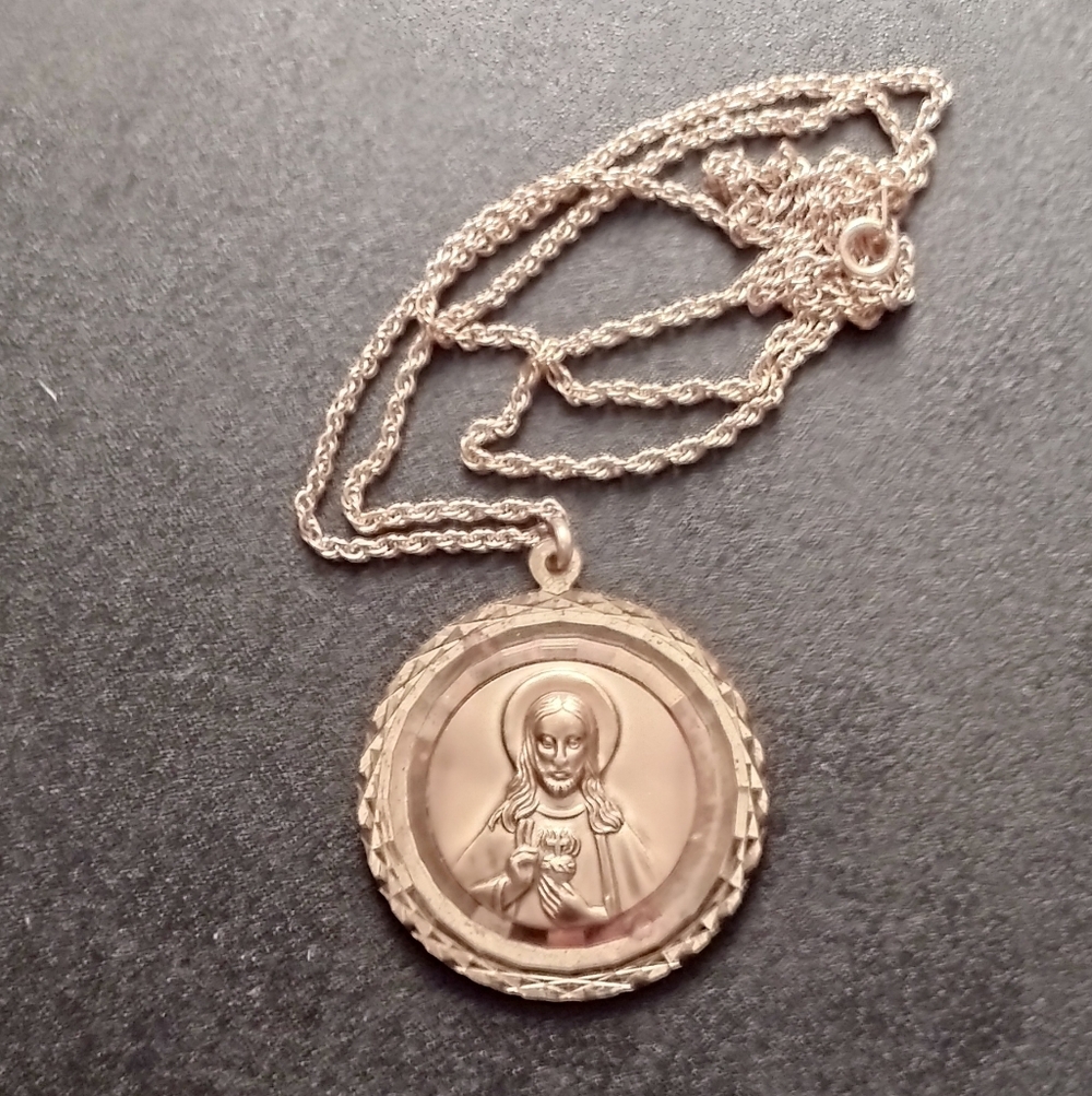 Elegant Gold Pendant Necklace